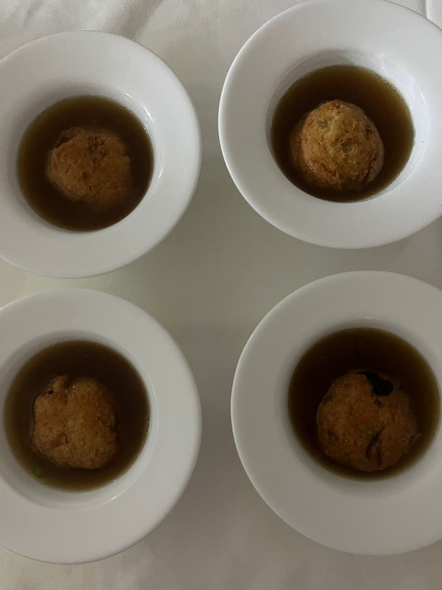 Pallotte cacio e ova con porcini in brodo di miso