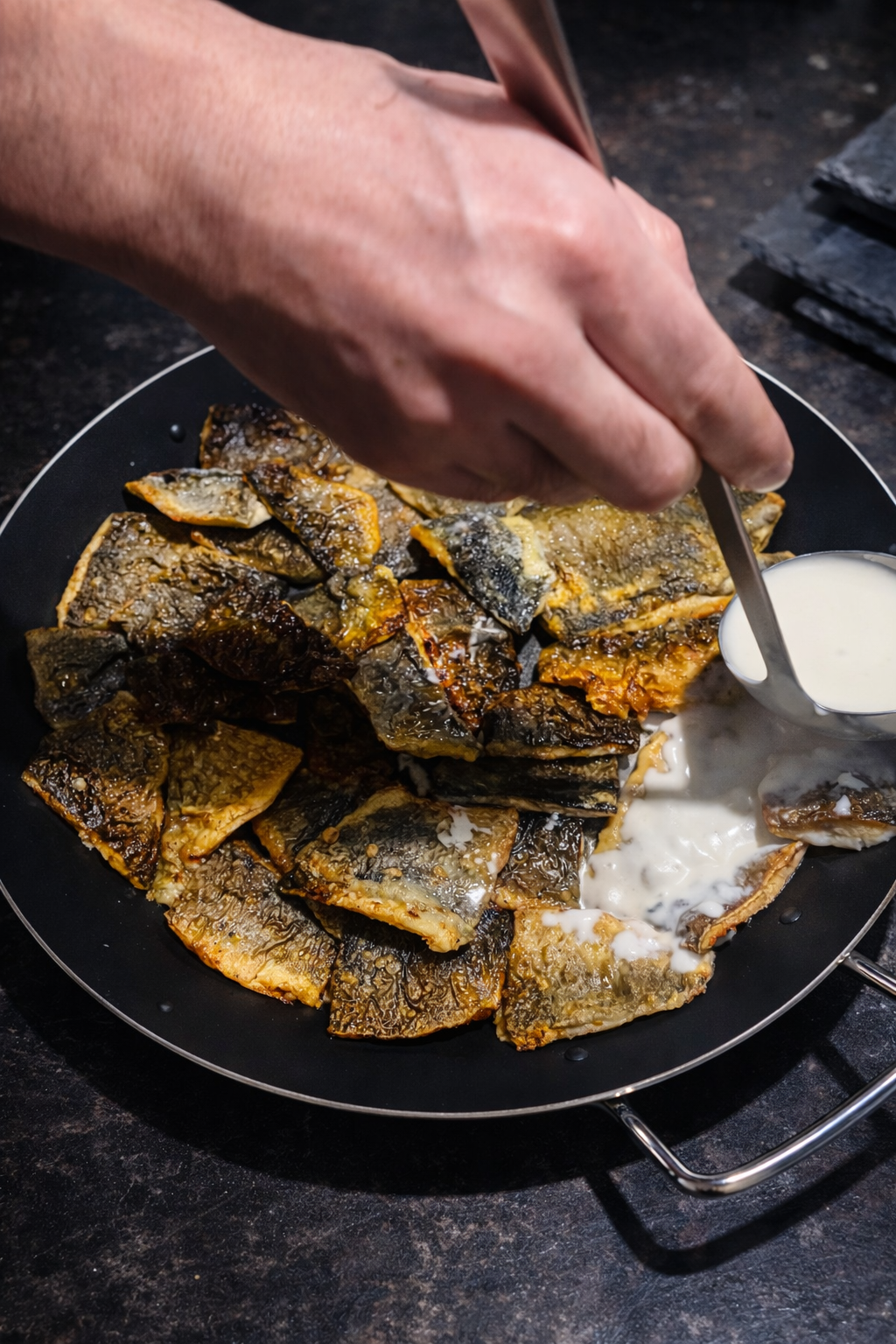 cucina in azione con chef e preparazioni